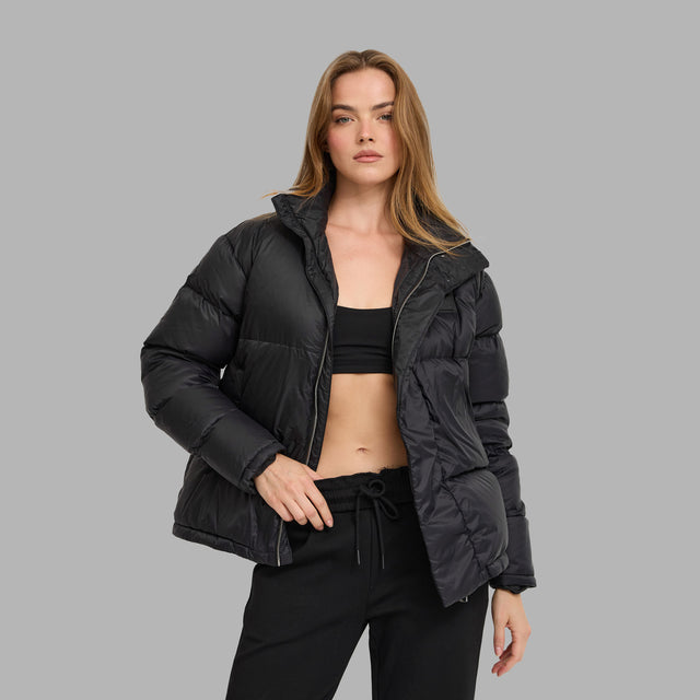 Manteau noir avec fermeture magnétique