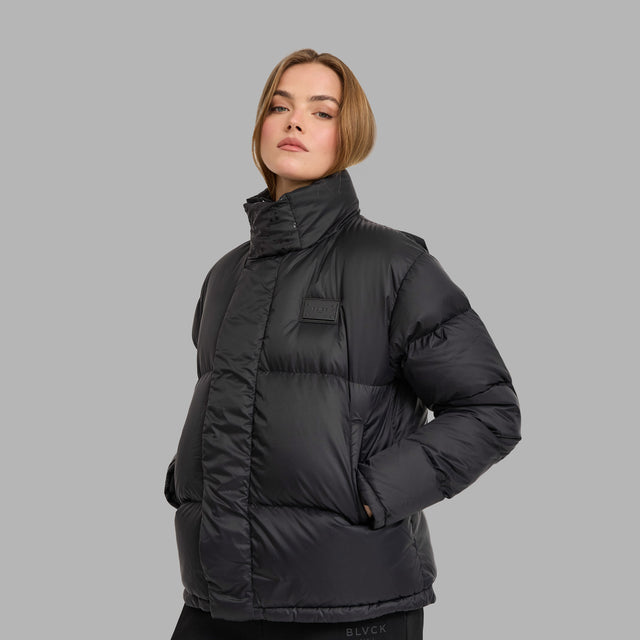 Manteau noir avec fermeture magnétique
