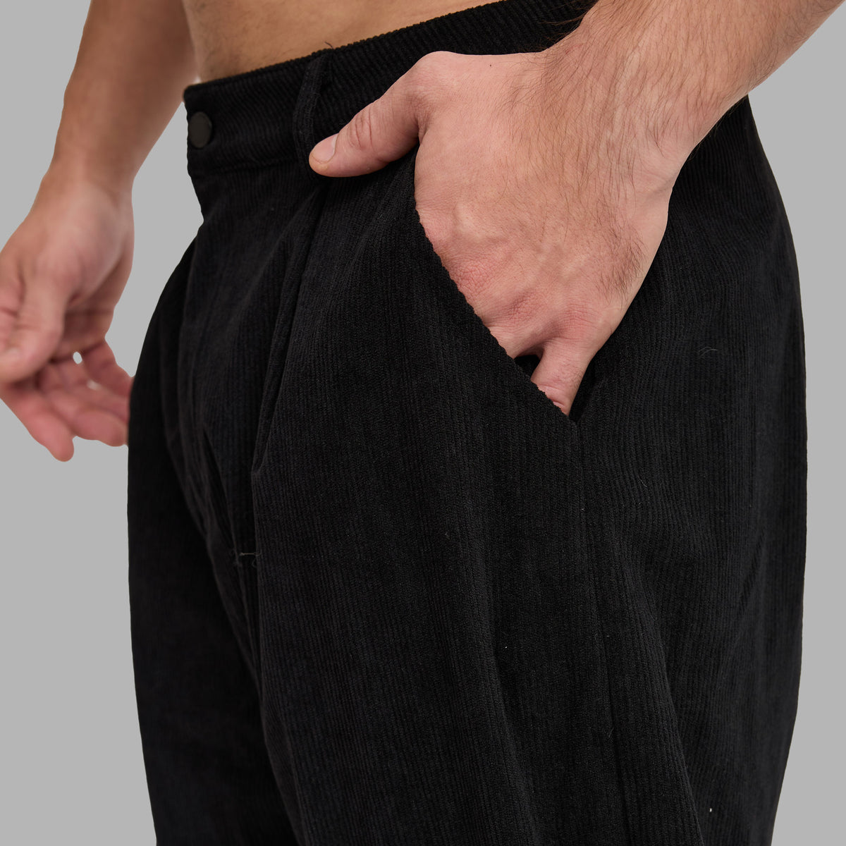 Pantalon noir en velours côtelé 