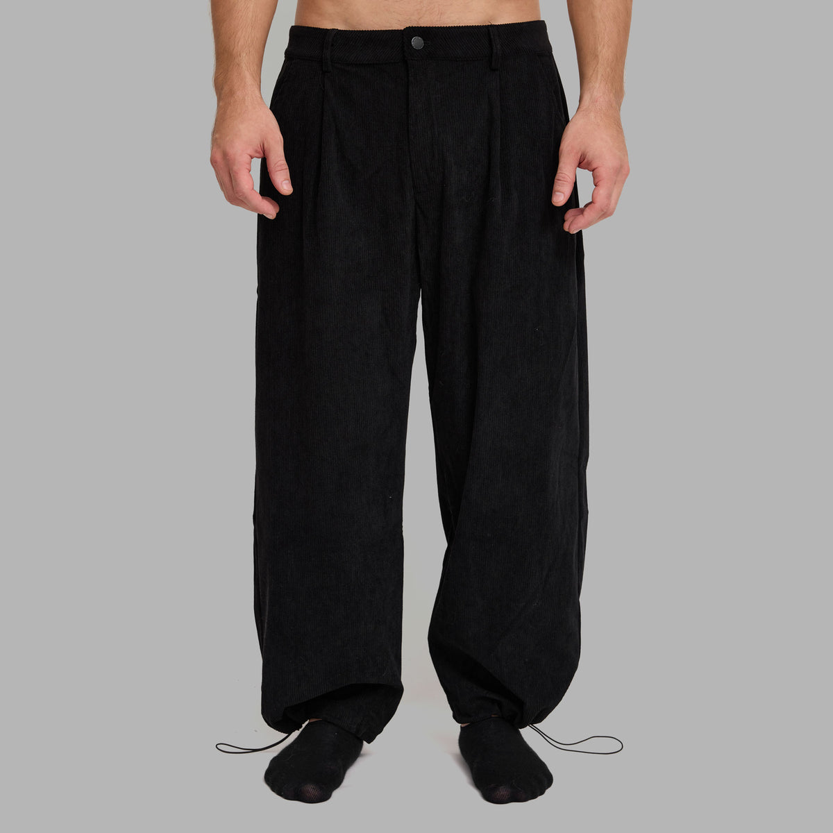 Pantalon noir en velours côtelé 