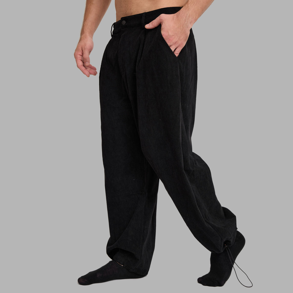Pantalon noir en velours côtelé 