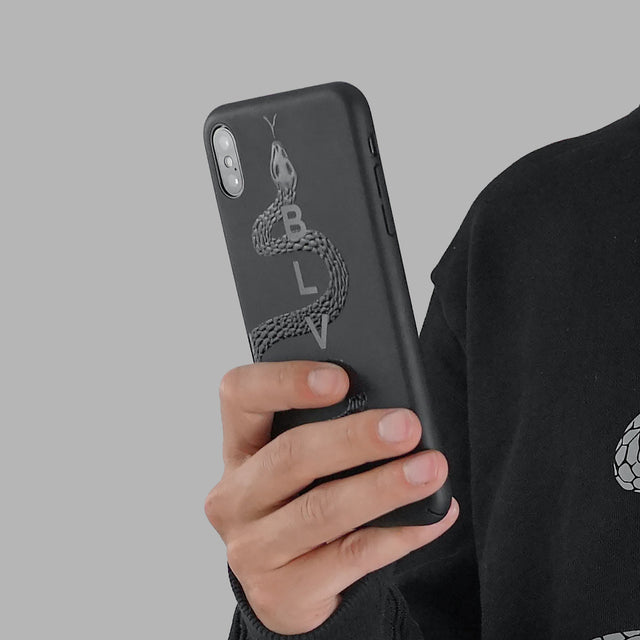 Coque d’iPhone noire avec illustration de serpent