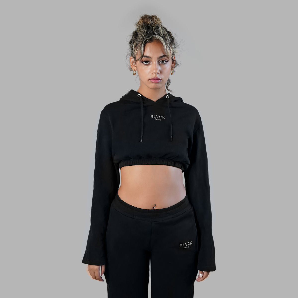 Sweatshirt à capuche noir à coupe courte