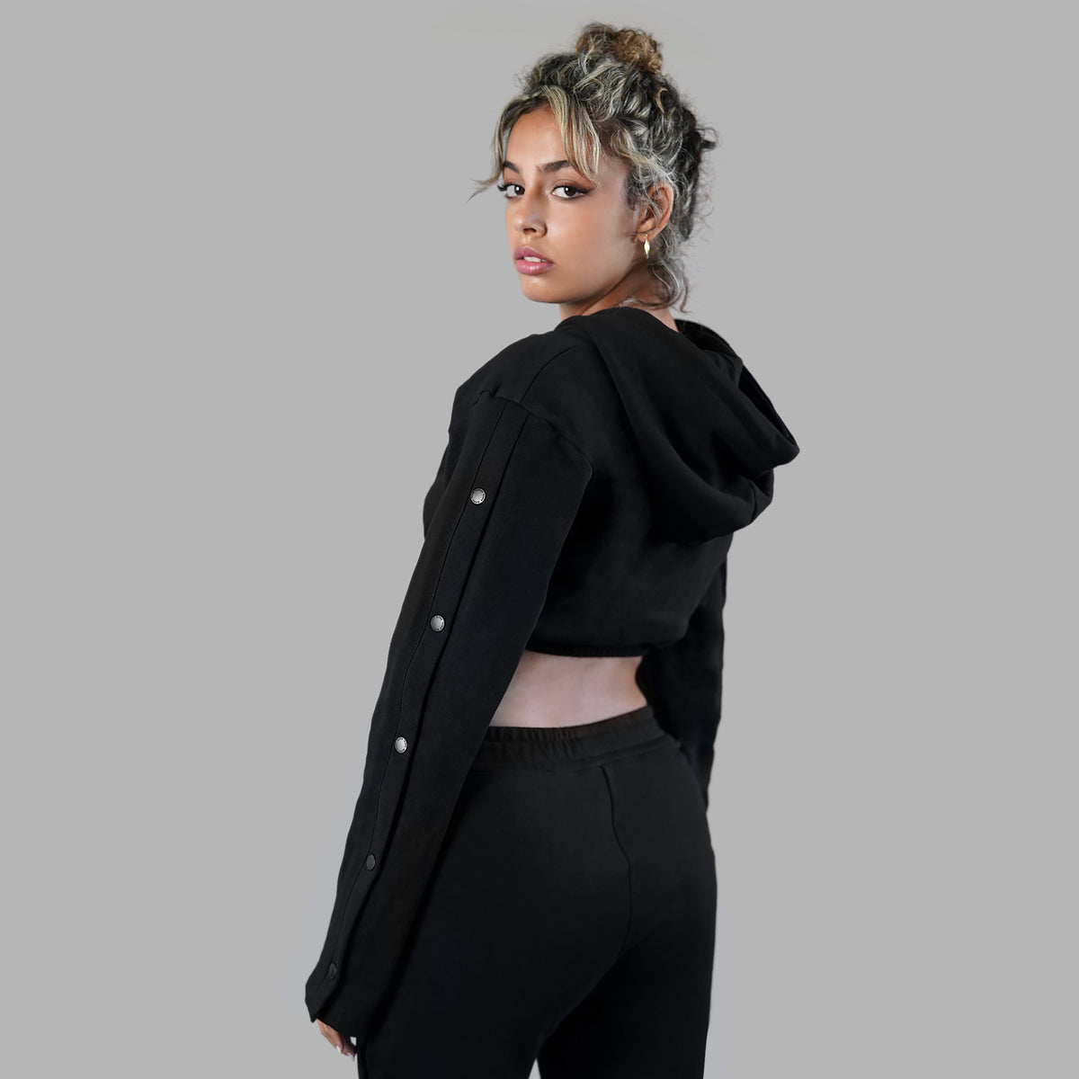 Sweatshirt à capuche noir à coupe courte